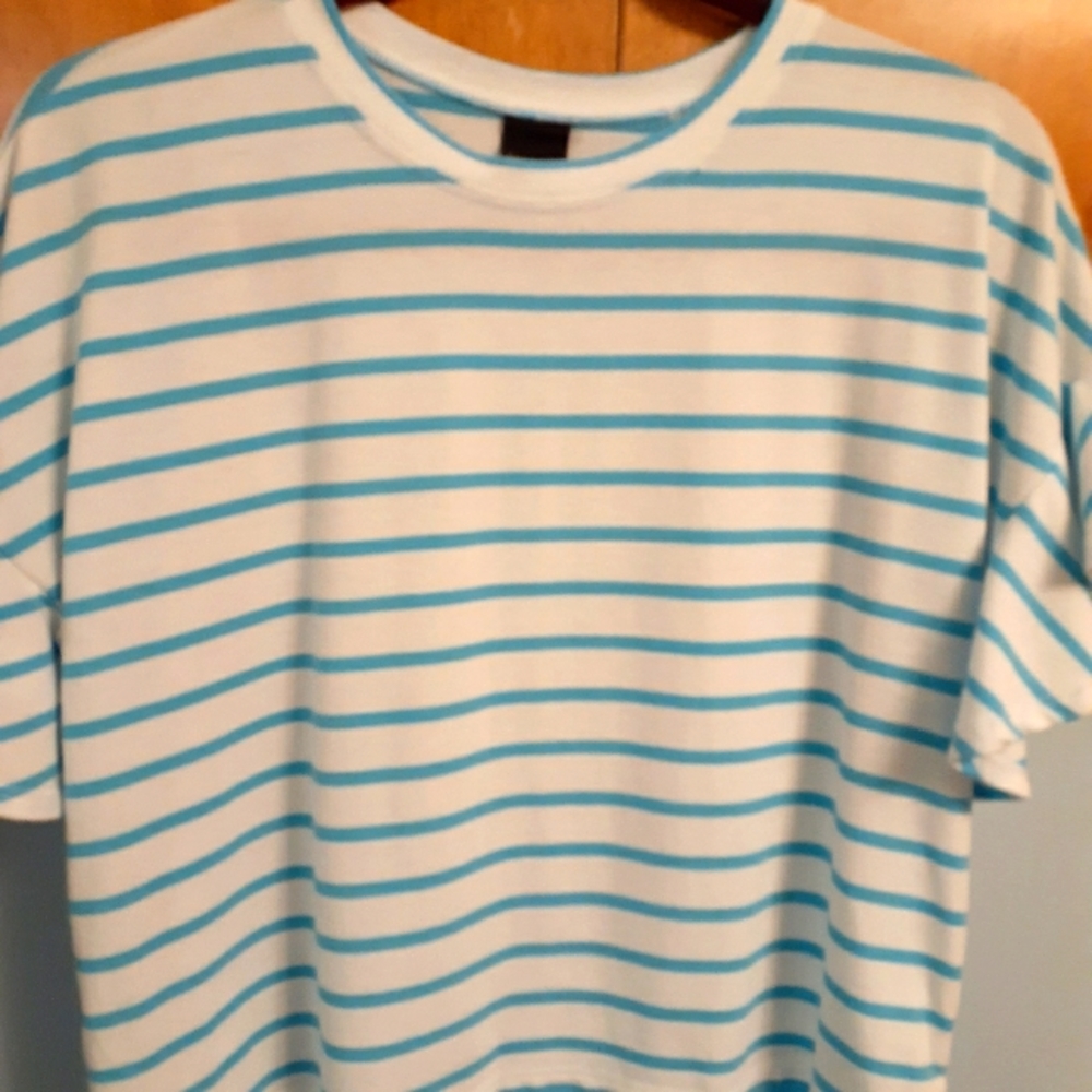 Trespass ladies short top with ruffled sleeves  size medium. $15